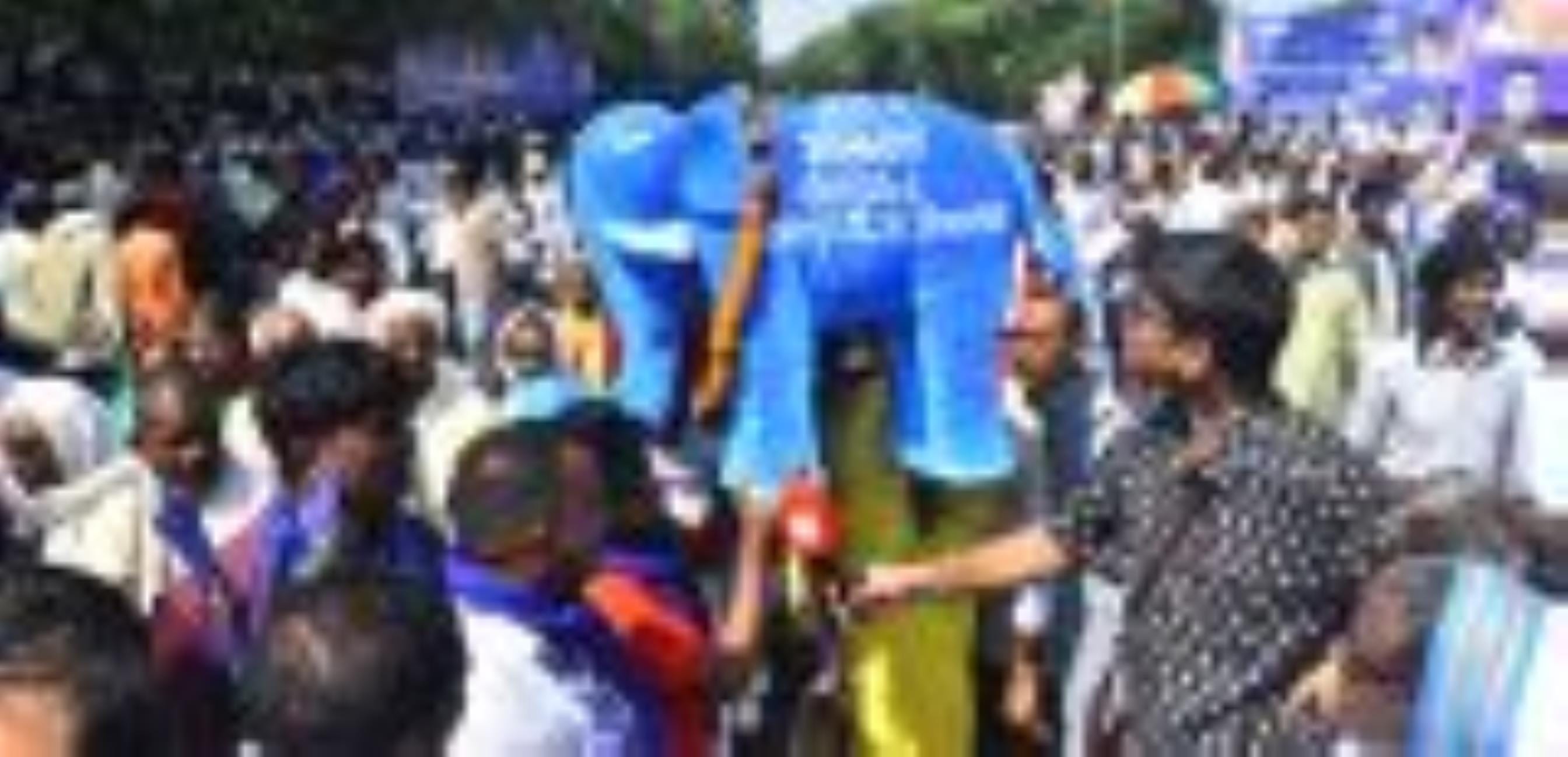बसपा के संस्थापक कांशीराम के परिनिर्वाण दिवस पर बृहस्पतिवार को आलमबाग स्थित मान्यवर कांशीराम स्