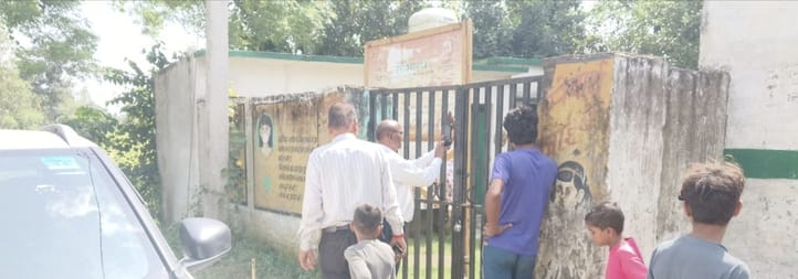 बंद स्कूल के फोटो, व जांच करते खंड शिक्षा अधिकारी