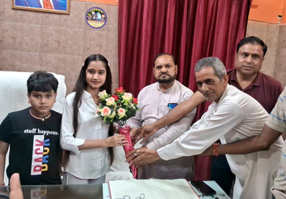 एसओ सहसवान के रूप में जिम्मेदारी निभाती छात्रा रिद्विमा माहेश्वरी। स्रोत- मीडिया सेल