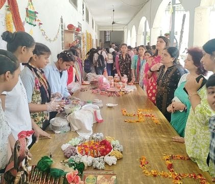 फोटो 01- सोनीपत के शंभू दयाल शिक्षण महाविद्यालय में स्टाफ सदस्यों के साथ मेहंदी लगाओ प्रतियोगित