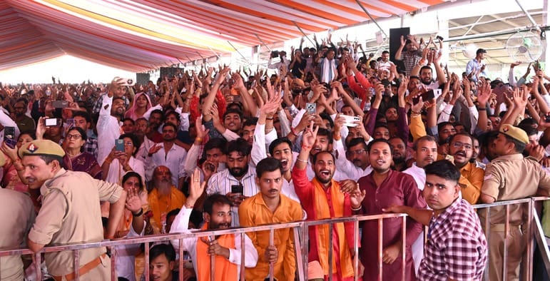 फोटो - 10 मंच पर मौजूद विधायक व अन्य नेता। संवाद फोटो - 10 मंच पर मौजूद विधायक व अन्य नेता। संवाद