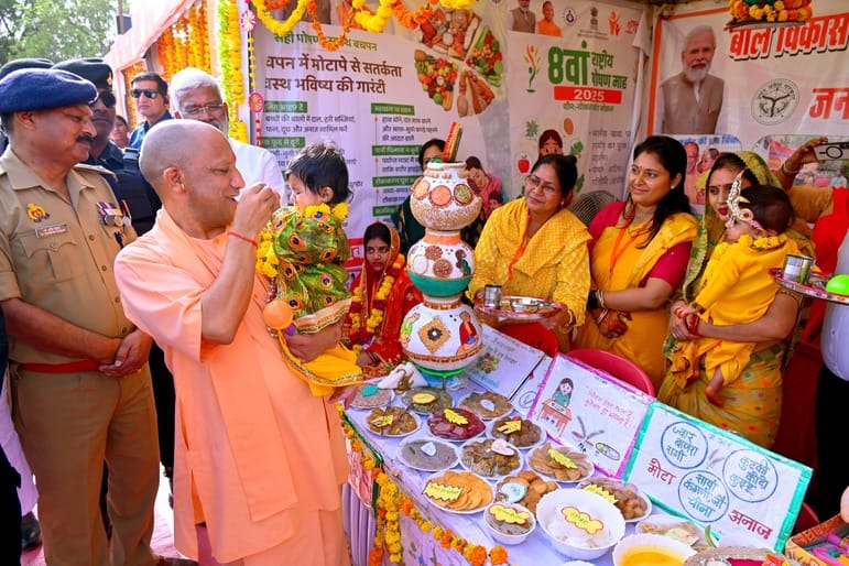 फोटो - 10 मंच पर मौजूद विधायक व अन्य नेता। संवाद फोटो - 10 मंच पर मौजूद विधायक व अन्य नेता। संवाद