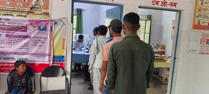 फोटो-10एयूआरपी 02- गांव में स्वास्थ्य विभाग के शिविर में मौजूद मरीज व तीमारदार। संवाद
