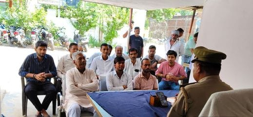 फोटो-10एयूआरपी12- बिधूना कोतवाली में व्यापारियों संग बैठक करती पुलिस। स्रोत:पुलिस फोटो-10एयूआरपी12- बिधूना कोतवाली में व्यापारियों संग बैठक करती पुलिस। स्रोत:पुलिस