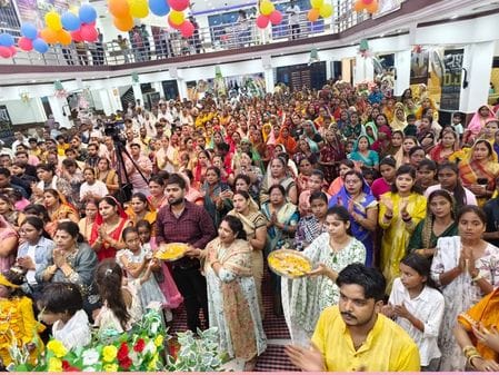 फोटो- 17- मौरवां में निकाली गई कलश यात्रा में शामिल श्रद्धालु। स्रोत:आयोजक