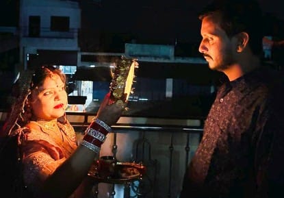 फोटो-25-बलरामपुर के आनंदबाग में चांद का दीदार करती महिला ।-संवाद फोटो-25-बलरामपुर के आनंदबाग में चांद का दीदार करती महिला ।-संवाद