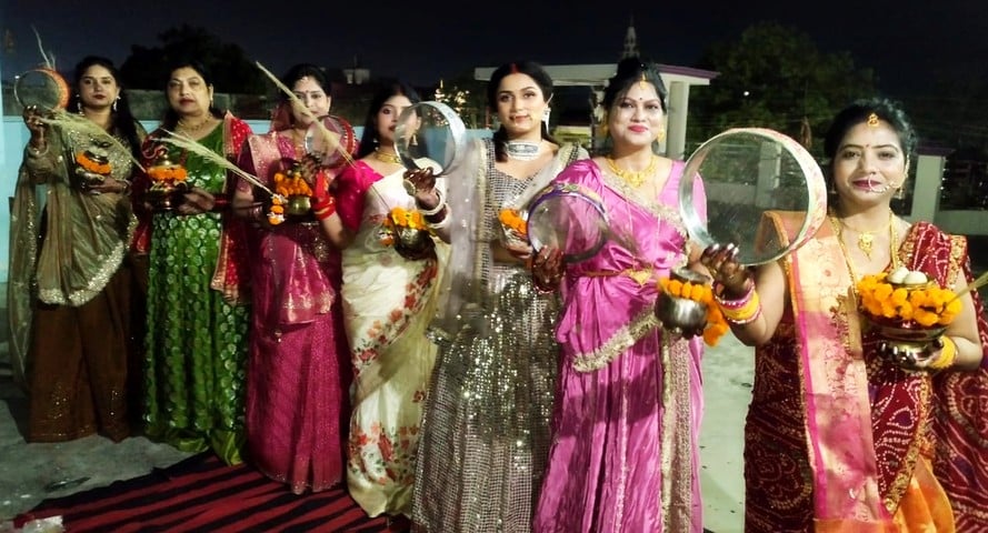 फोटो-25-बलरामपुर के आनंदबाग में चांद का दीदार करती महिला ।-संवाद फोटो-25-बलरामपुर के आनंदबाग में चांद का दीदार करती महिला ।-संवाद