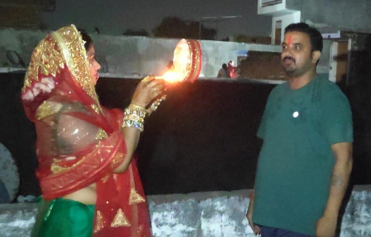 फोटो-25-बलरामपुर के आनंदबाग में चांद का दीदार करती महिला ।-संवाद फोटो-25-बलरामपुर के आनंदबाग में चांद का दीदार करती महिला ।-संवाद