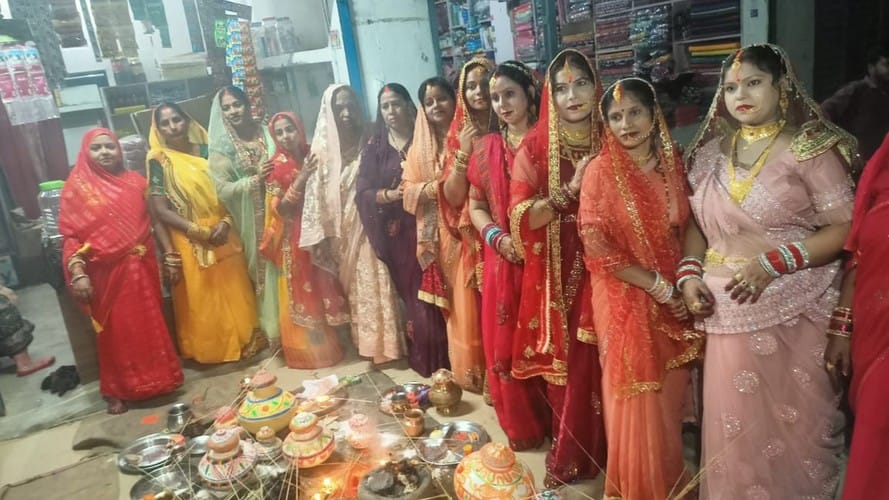 फोटो-25-बलरामपुर के आनंदबाग में चांद का दीदार करती महिला ।-संवाद फोटो-25-बलरामपुर के आनंदबाग में चांद का दीदार करती महिला ।-संवाद