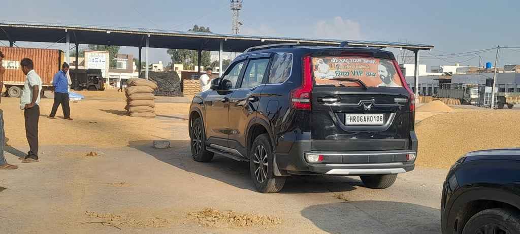 हमले के बाद खून से सना दुकान का गद्दा। संवाद