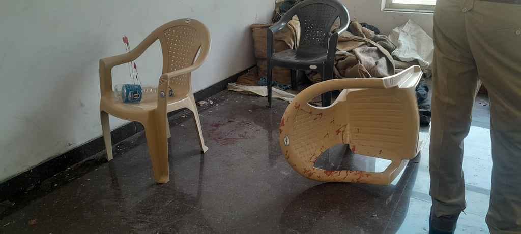 हमले के बाद खून से सना दुकान का गद्दा। संवाद