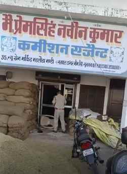 हमले के बाद खून से सना दुकान का गद्दा। संवाद