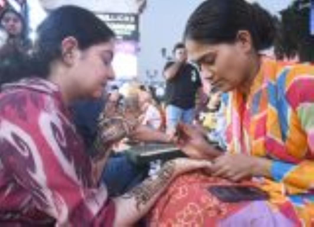 हाथों में लगी मेहंदी तो पतियों ने थामी शॉपिंग की कमान हाथों में लगी मेहंदी तो पतियों ने थामी शॉपिंग की कमान