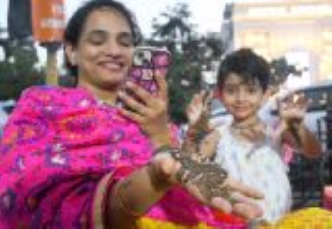 हाथों में लगी मेहंदी तो पतियों ने थामी शॉपिंग की कमान हाथों में लगी मेहंदी तो पतियों ने थामी शॉपिंग की कमान