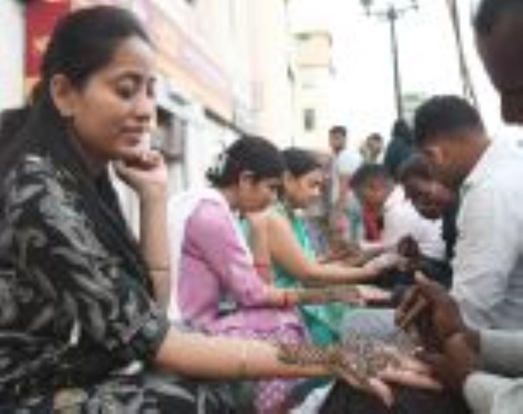 हाथों में लगी मेहंदी तो पतियों ने थामी शॉपिंग की कमान हाथों में लगी मेहंदी तो पतियों ने थामी शॉपिंग की कमान