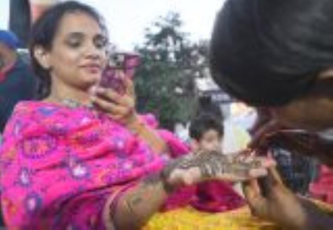 हाथों में लगी मेहंदी तो पतियों ने थामी शॉपिंग की कमान हाथों में लगी मेहंदी तो पतियों ने थामी शॉपिंग की कमान