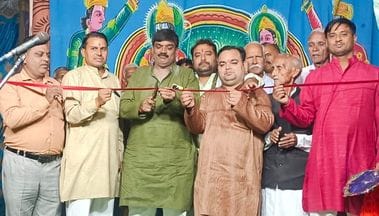 कछला में रामलीला का फीता काटकर उद्घाटन करते बिल्सी विधायक। संवाद कछला में रामलीला का फीता काटकर उद्घाटन करते बिल्सी विधायक। संवाद