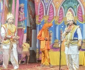 कछला में रामलीला का फीता काटकर उद्घाटन करते बिल्सी विधायक। संवाद कछला में रामलीला का फीता काटकर उद्घाटन करते बिल्सी विधायक। संवाद