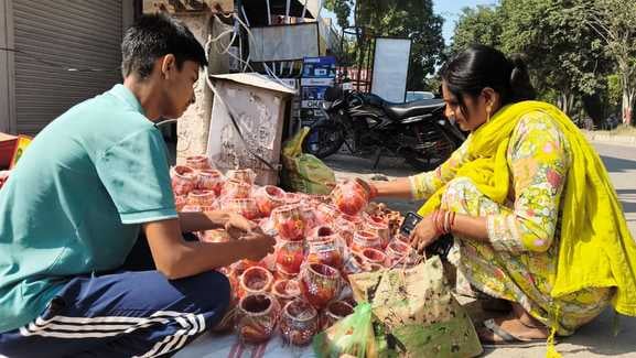 करवा चौथ की खरीदारी के लिए लगी महिलाओं की भीड़। संवाद