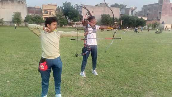 कैट स्थित स्वर्ण जयंती स्टेडियम में आयोजित जनपदीय खेलकूद प्रतियोगिता में रेस लगातीं छात्राएं। 