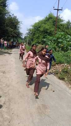 कैट स्थित स्वर्ण जयंती स्टेडियम में आयोजित जनपदीय खेलकूद प्रतियोगिता में रेस लगातीं छात्राएं। 