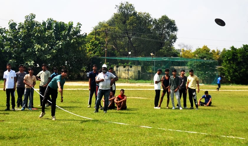 कैट स्थित स्वर्ण जयंती स्टेडियम में आयोजित जनपदीय खेलकूद प्रतियोगिता में रेस लगातीं छात्राएं। 