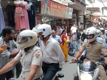 मां के प्यार से बाजार बंद : इंसार बाजार में वीरवार को बंदर के बच्चे को करंट लग गया। उनकी मां बच मां के प्यार से बाजार बंद : इंसार बाजार में वीरवार को बंदर के बच्चे को करंट लग गया। उनकी मां बच