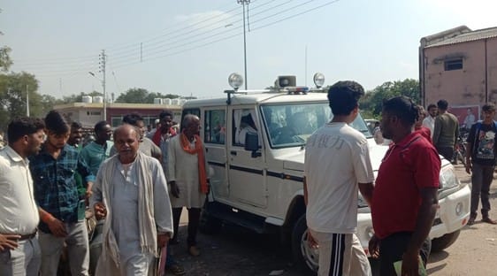 मंडी समिति में खाद को लेकर बैक कर्मी व केंद्र कर्मचारी के साथ मारपीट करते किसान। संवाद मंडी समिति में खाद को लेकर बैक कर्मी व केंद्र कर्मचारी के साथ मारपीट करते किसान। संवाद