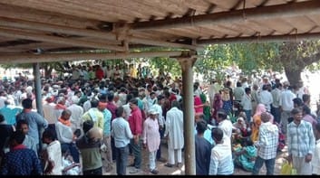 मंडी समिति में खाद को लेकर बैक कर्मी व केंद्र कर्मचारी के साथ मारपीट करते किसान। संवाद मंडी समिति में खाद को लेकर बैक कर्मी व केंद्र कर्मचारी के साथ मारपीट करते किसान। संवाद