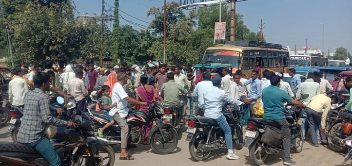 मंडी समिति में खाद को लेकर बैक कर्मी व केंद्र कर्मचारी के साथ मारपीट करते किसान। संवाद मंडी समिति में खाद को लेकर बैक कर्मी व केंद्र कर्मचारी के साथ मारपीट करते किसान। संवाद