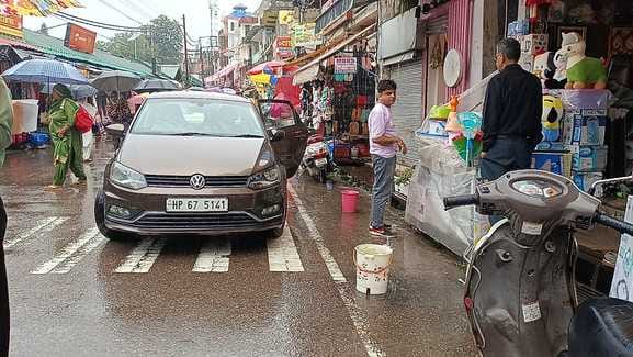 नगर निगम हमीरपुर के तहत सड़क पर छतों का पानी गिरने के कारण बने गड्ढे। संवाद