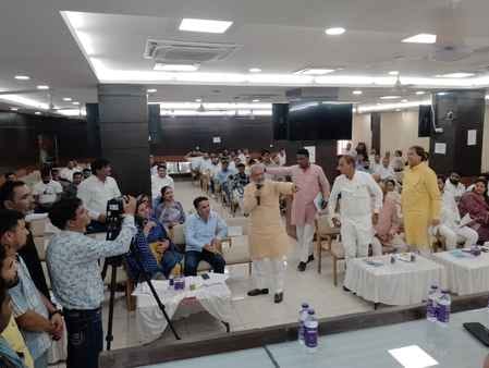 नगर निगम हाउस की बैठक में अधिकारियों को निर्देश देती मेयर कोमल सैनी। संवाद