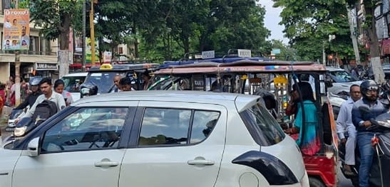 नगर निगम कार्यालय के बाहर लगे जाम में फंसे वाहन। संवाद नगर निगम कार्यालय के बाहर लगे जाम में फंसे वाहन। संवाद