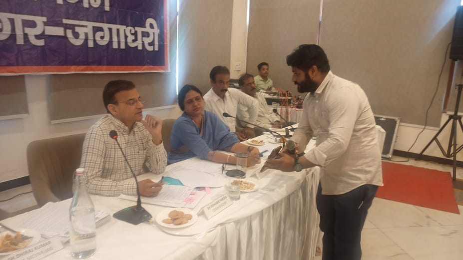 नगर निगम सदन बैठक में एक्सईएन के नहीं आने का कारण बताते एसडीओ अजय अग्रवाल। संवाद नगर निगम सदन बैठक में एक्सईएन के नहीं आने का कारण बताते एसडीओ अजय अग्रवाल। संवाद