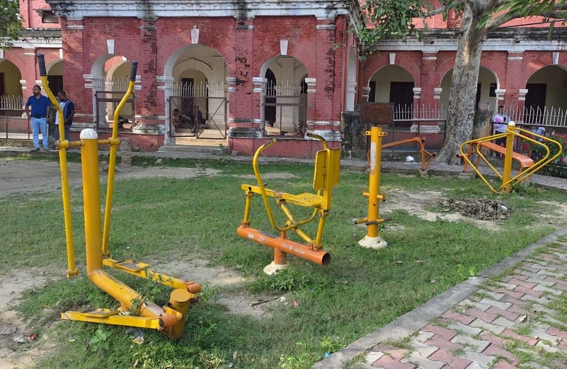 ऑफिसर्स कॉलोनी स्थित पार्क में ओपन जिम की टूटी मशीन के नीचे लगी ईंटे। संवाद