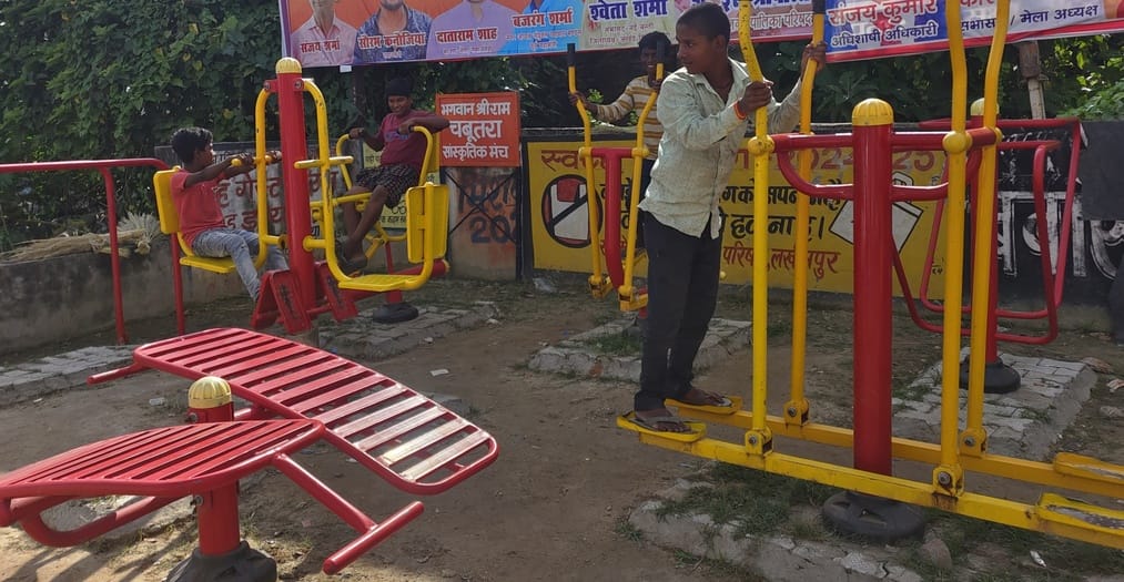 ऑफिसर्स कॉलोनी स्थित पार्क में ओपन जिम की टूटी मशीन के नीचे लगी ईंटे। संवाद
