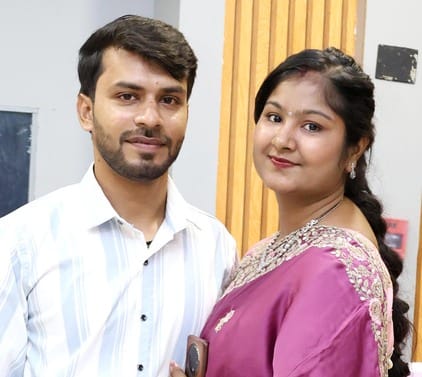 पहली करवाचौथ पर पत्नी मिल्की को उपहार देते पति प्रद्युम्न। संवाद पहली करवाचौथ पर पत्नी मिल्की को उपहार देते पति प्रद्युम्न। संवाद