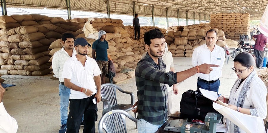 पुवायां मंडी में एसडीएम से सेंटर पर दलाल बैठने की शिकायत करता युवक। संवाद