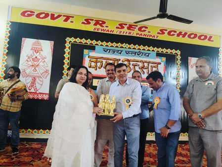 राज्य स्तरीय कला उत्सव में प्रस्तुति देते प्रतिभागी। राज्य स्तरीय कला उत्सव में प्रस्तुति देते प्रतिभागी।