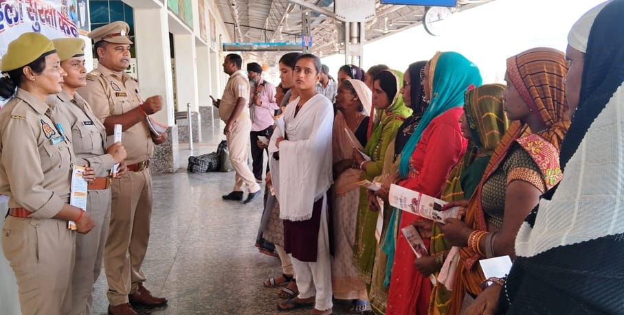 सीडीओ की कुर्सी पर बैठकर जनसुनवाई करते हुए दृष्टिबाधित छात्रा मोनी वर्मा। स्रोत : सूचना सीडीओ की कुर्सी पर बैठकर जनसुनवाई करते हुए दृष्टिबाधित छात्रा मोनी वर्मा। स्रोत : सूचना