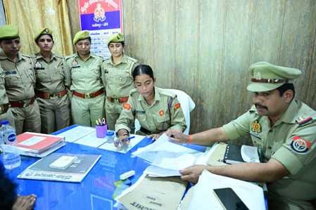 सीडीओ की कुर्सी पर बैठकर जनसुनवाई करते हुए दृष्टिबाधित छात्रा मोनी वर्मा। स्रोत : सूचना सीडीओ की कुर्सी पर बैठकर जनसुनवाई करते हुए दृष्टिबाधित छात्रा मोनी वर्मा। स्रोत : सूचना