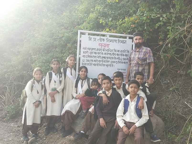 सिकरोहा-मलोखर-जुखाला सड़क पर बड़े वाहनों की आवाजाही बंद के लिए लगाया चेतावनी बोर्ड। स्रोत: जागर