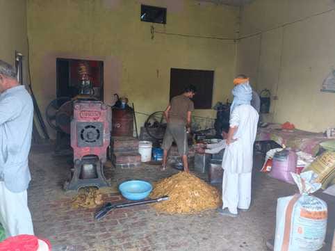सरधना। गांव मुल्हेड़ा में नष्ट कराई सिंथेटिक मिल्क केक। खाद्य विभाग सरधना। गांव मुल्हेड़ा में नष्ट कराई सिंथेटिक मिल्क केक। खाद्य विभाग