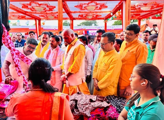 स्टाॅल का निरीक्षण करते प्रदेश के पशुधन विकास मंत्री धर्मपाल सिंह व केंद्रीय राज्य मंत्री बीएल स्टाॅल का निरीक्षण करते प्रदेश के पशुधन विकास मंत्री धर्मपाल सिंह व केंद्रीय राज्य मंत्री बीएल