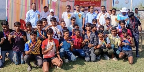 दो दिवसीय 69वीं क्षेत्रीय एथेलेटिक्स प्रतियोगिता में विजेता टीम खिलाड़ियों को सम्मानित करते अत