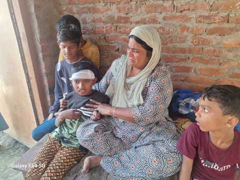 दरगाह में बंदर के कूदने से गिरी रेलिंग का मलबा देखते लोग। दरगाह में बंदर के कूदने से गिरी रेलिंग का मलबा देखते लोग।