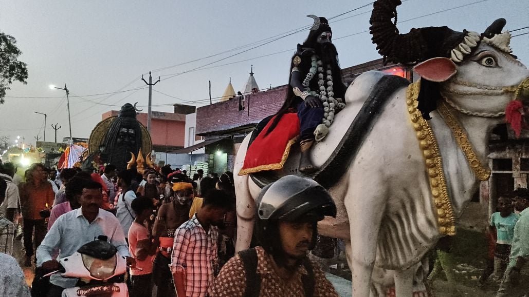 वजीरगंज में श्रीराम बरात निकलने से पूर्व पूजा अर्चना करते शहर विधायक। संवाद वजीरगंज में श्रीराम बरात निकलने से पूर्व पूजा अर्चना करते शहर विधायक। संवाद