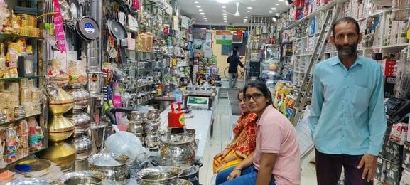 11जेएनडी 06 : सुमित कुमार दुकानदार। 11जेएनडी 06 : सुमित कुमार दुकानदार।