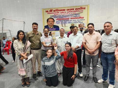 अंबाला कैंट के वारहीरोज स्टेडियम में एक्रोबेटिक जिम्नास्टिक करती हुई खिलाड़ी: संवाद अंबाला कैंट के वारहीरोज स्टेडियम में एक्रोबेटिक जिम्नास्टिक करती हुई खिलाड़ी: संवाद