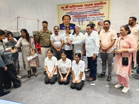 अंबाला कैंट के वारहीरोज स्टेडियम में एक्रोबेटिक जिम्नास्टिक करती हुई खिलाड़ी: संवाद अंबाला कैंट के वारहीरोज स्टेडियम में एक्रोबेटिक जिम्नास्टिक करती हुई खिलाड़ी: संवाद